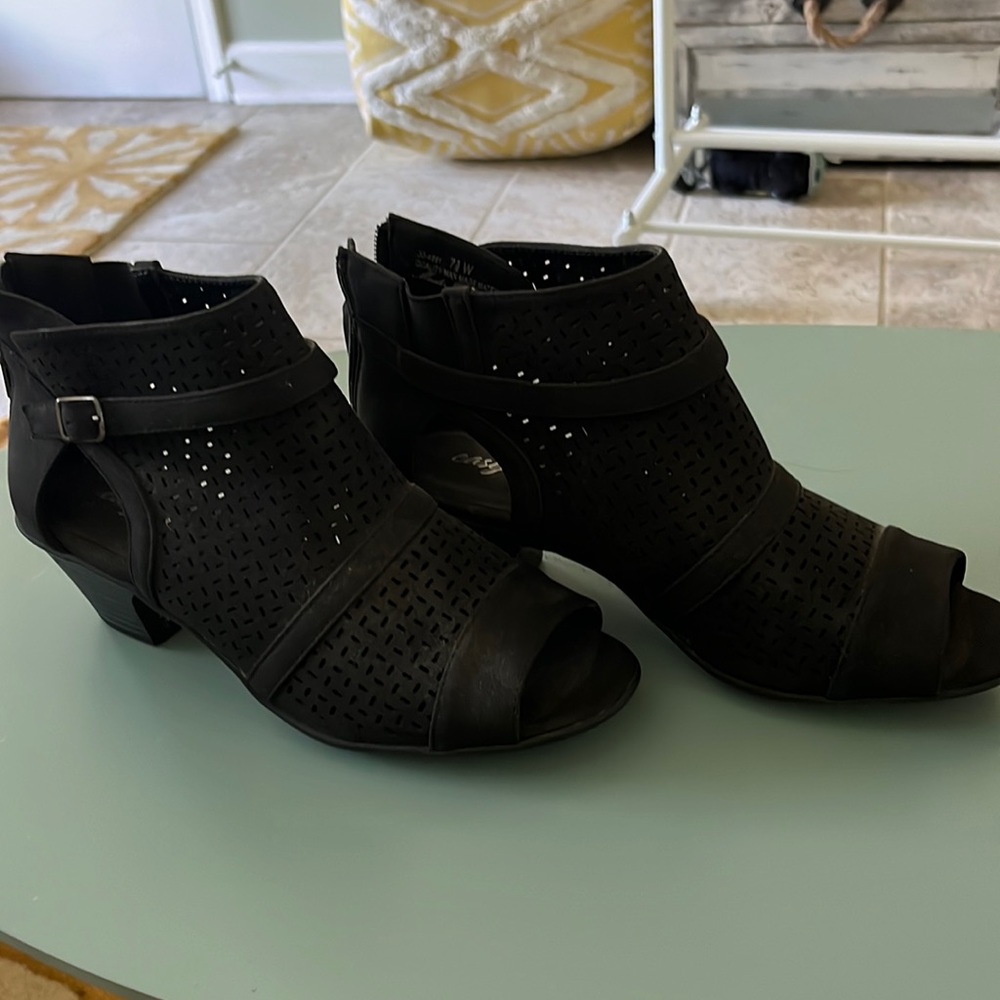 Never been worn. Easy spirit 7.5 black ankle boots